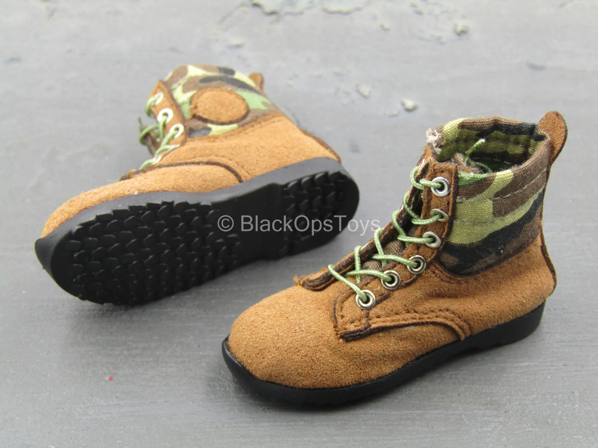 PLA Airborne Trooper - Brown Boots w/Woodland Ankles (Foot Type)